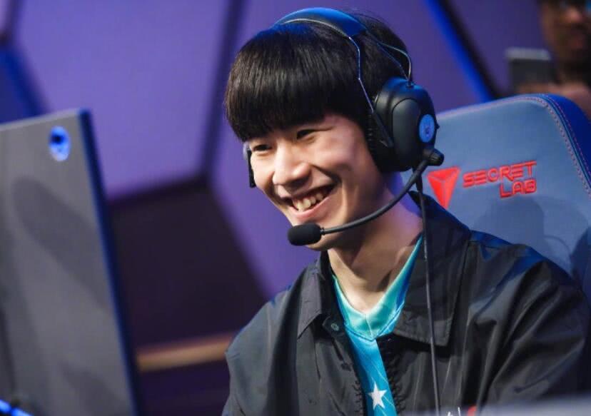 前排摸眼 前排摸眼